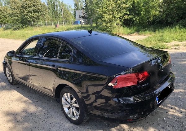 Volkswagen Passat cena 29900 przebieg: 242000, rok produkcji 2016 z Łódź małe 79